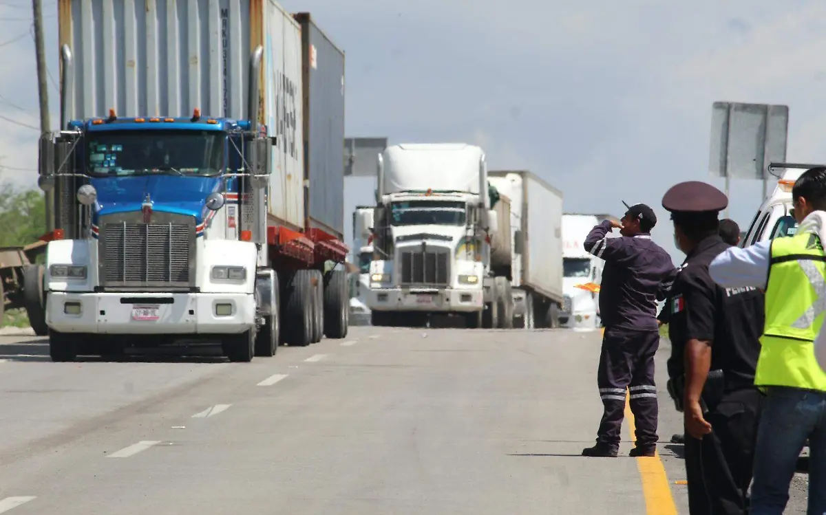 Conatram denuncia quejas de transportistas por largas filas en puerto de Altamira 